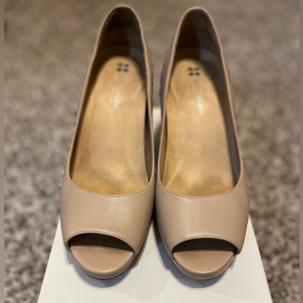 Beautiful Tan Taupe Wedge - Picture 4 of 6